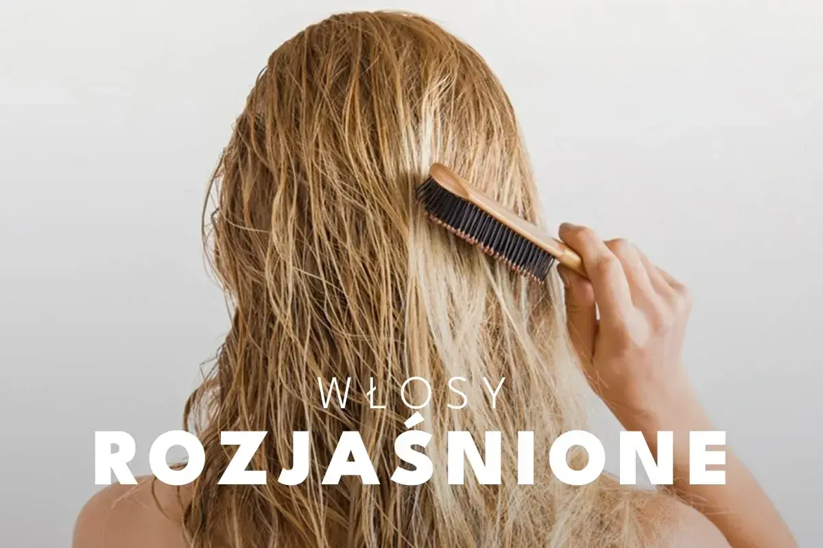 Domowe sposoby na suche włosy po rozjaśnianiu. Delikatne rozczesywanie mokrych, rozjaśnionych włosów drewnianą szczotką.
