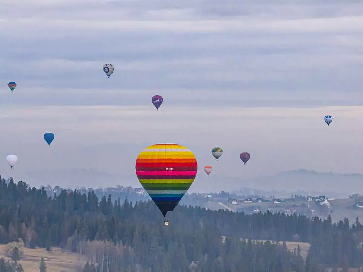 Kolorowe balony unoszą się nad Nowym Targiem, tworząc magiczny widok.