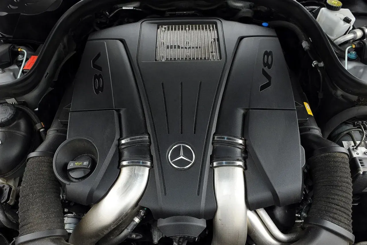 Silnik V8 z emblematem Mercedesa, serce mocnego w212 coupe.