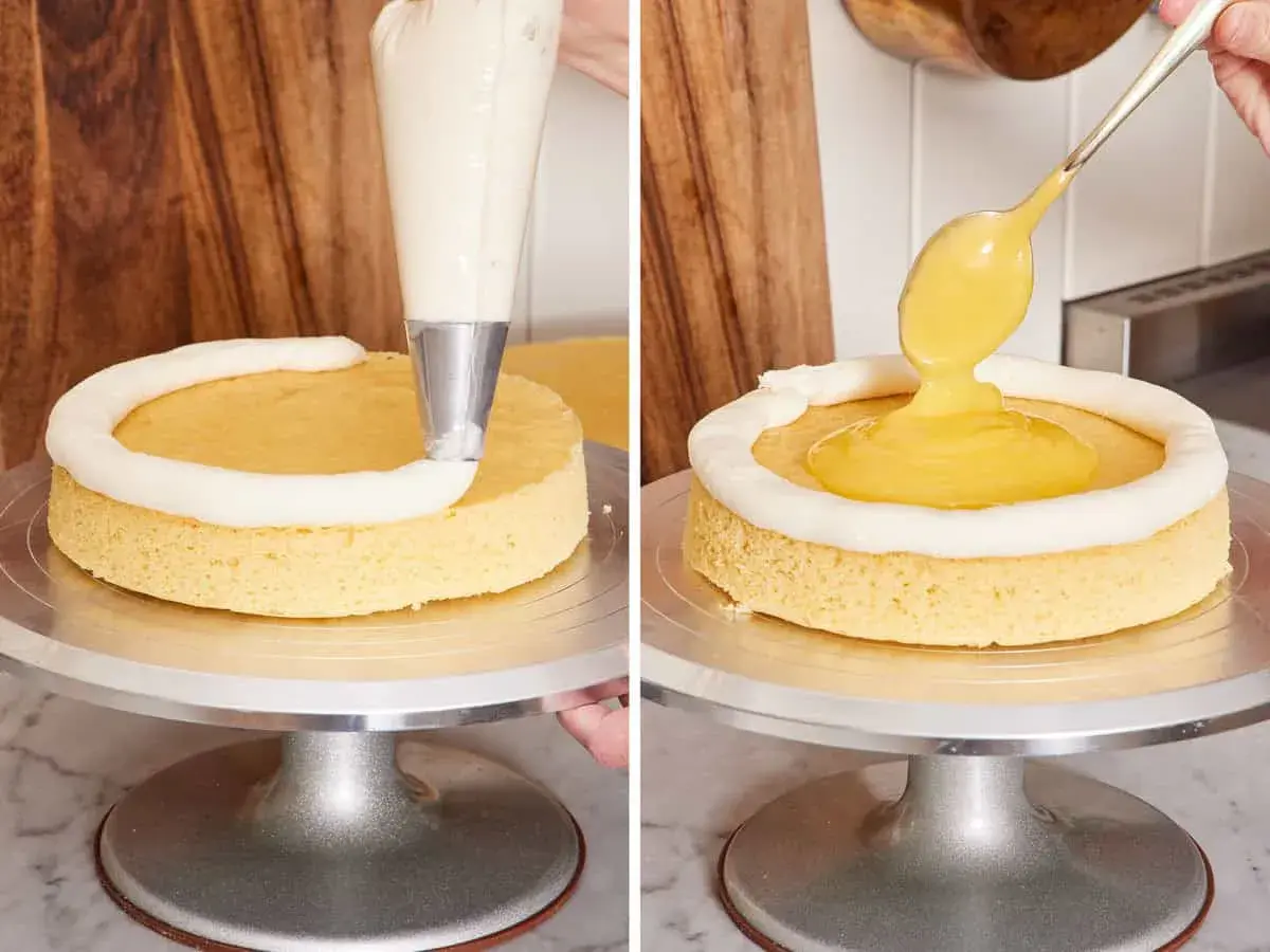 Le cake design en cours : une bordure de crème est appliquée sur un gâteau, puis une garniture jaune est versée au centre.