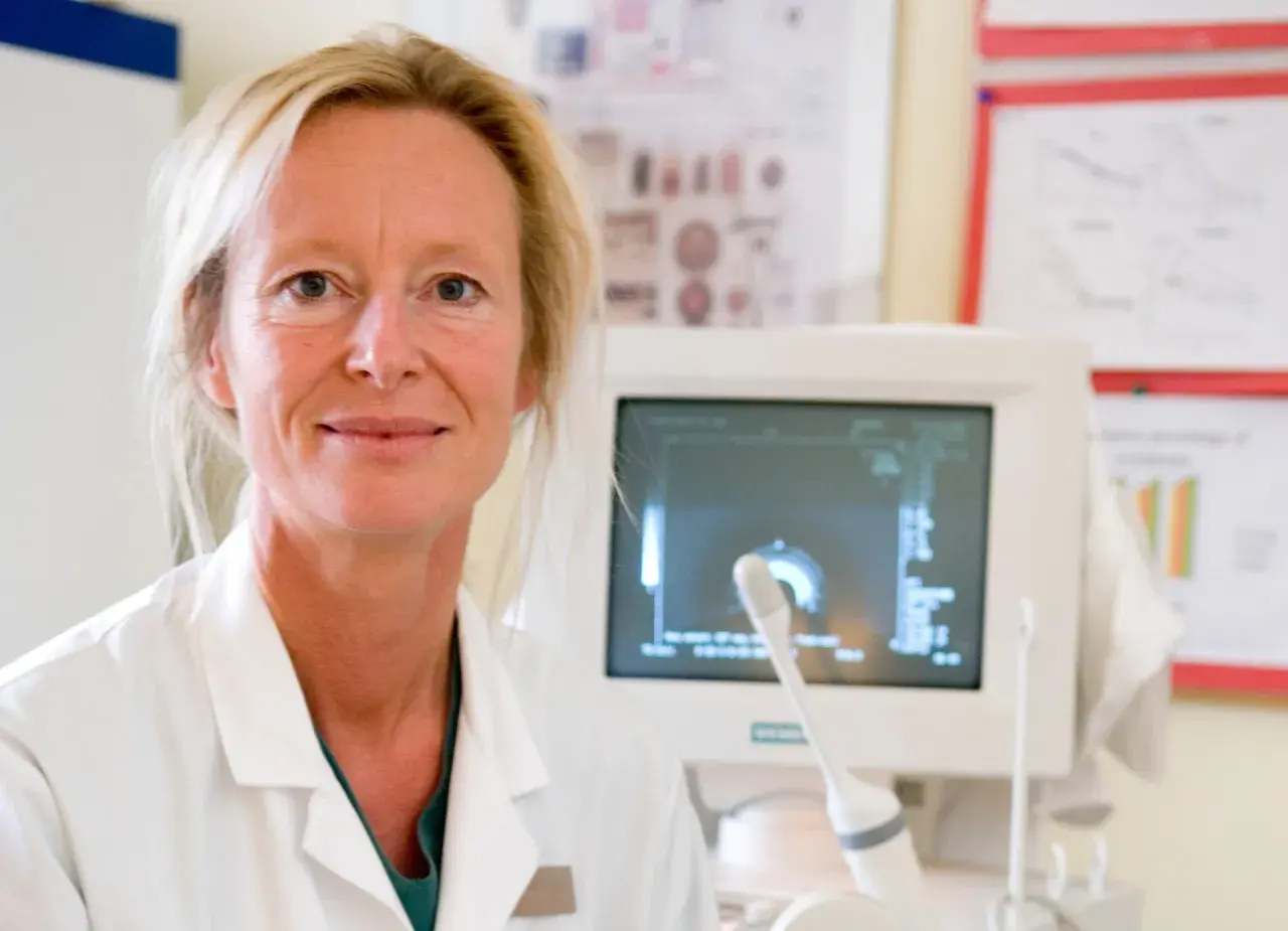 Läkare med ultraljudsapparat, redo för undersökning av hepatos gravid.