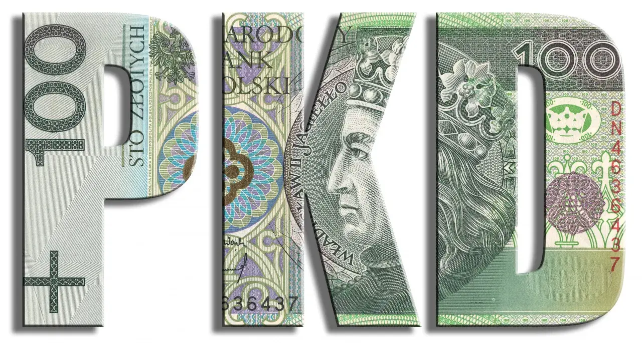 PKD stylizacja paznokci. Litery PKD uformowane z banknotów 100 zł.