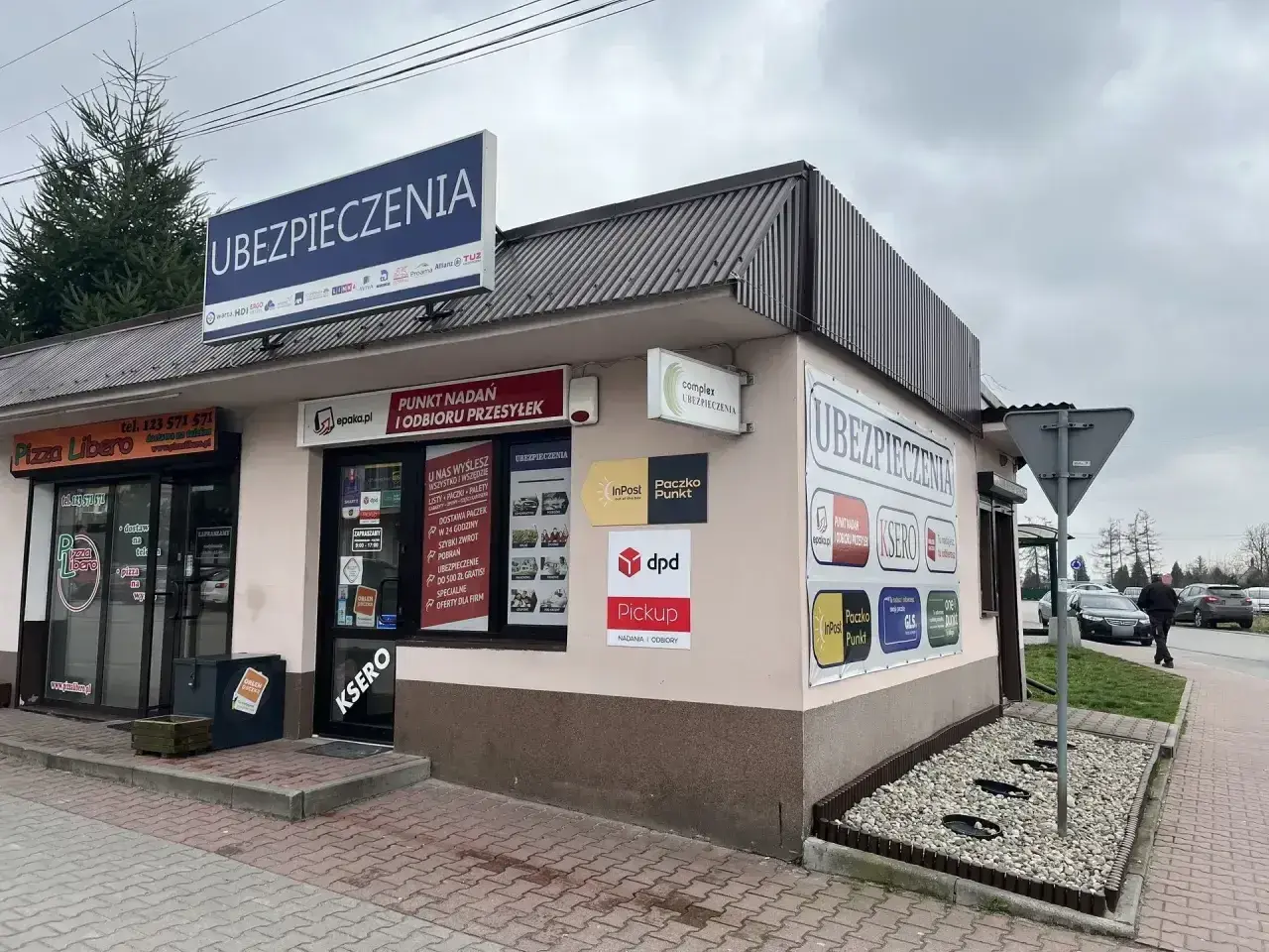 Punkt nadania i odbioru przesyłek. DPD, InPost, GLS. Może tu czekać dpd przesyłka niedoręczona, odbiorca nieobecny.