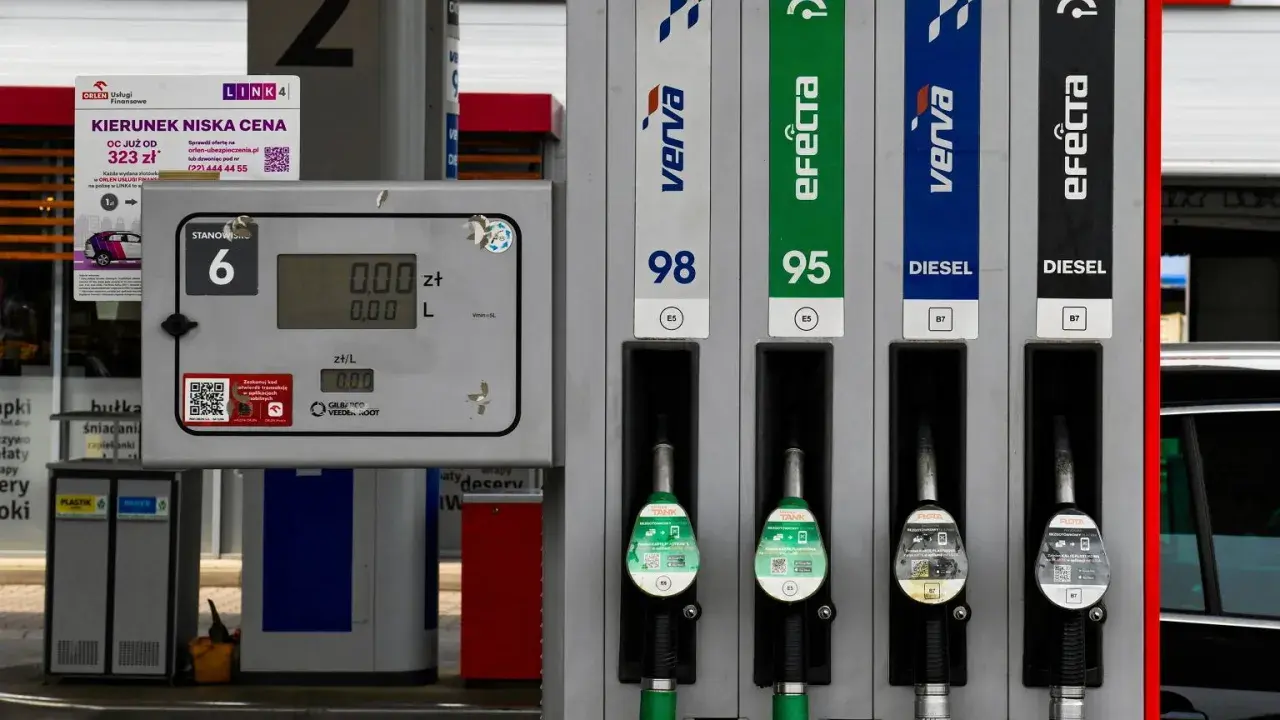Dystrybutory paliwa na stacji benzynowej z widocznymi rodzajami paliwa: benzyna i diesel.