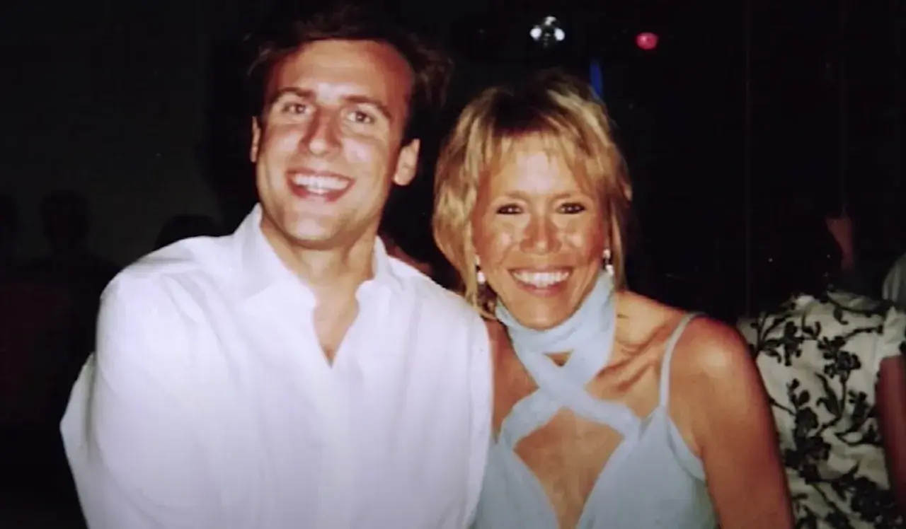 Uśmiechnięci Emmanuel i Brigitte Macron, może tuż przed ślubem.