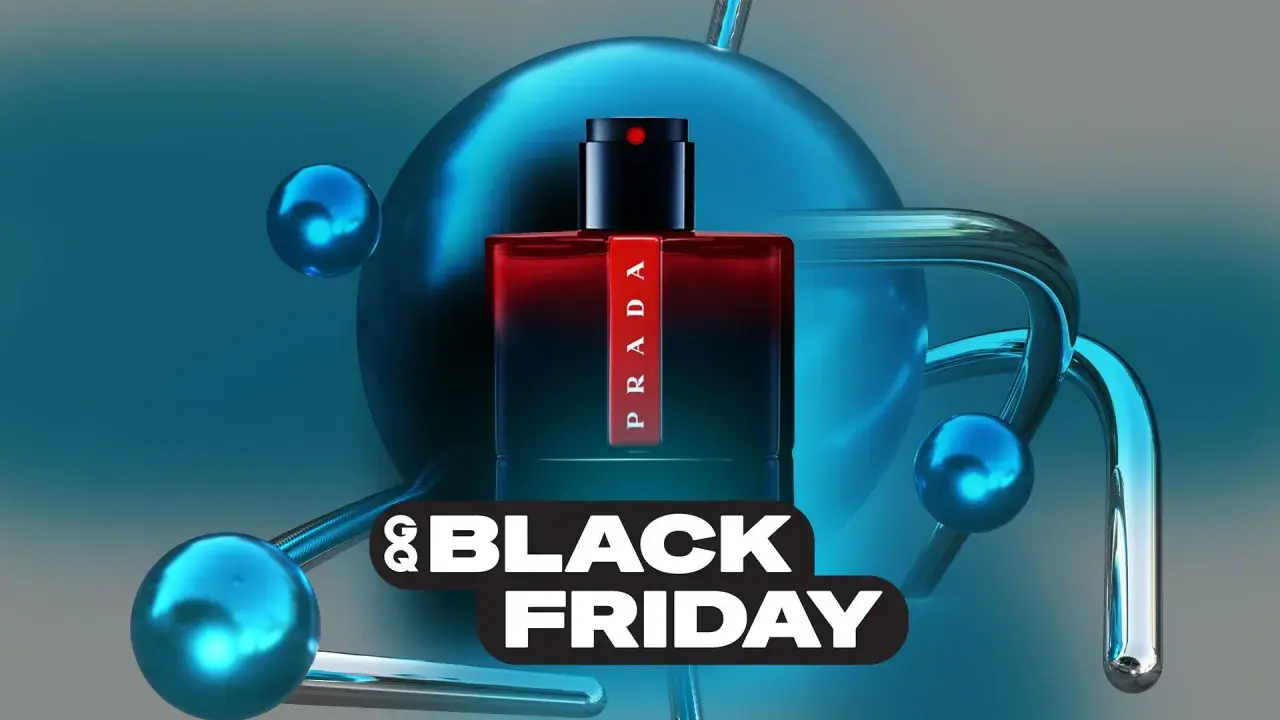 Prada Luna Rossa Ocean 100ml w czerwonej butelce, otoczony niebieskimi kulami i metalowymi elementami, na tle z napisem Black Friday.