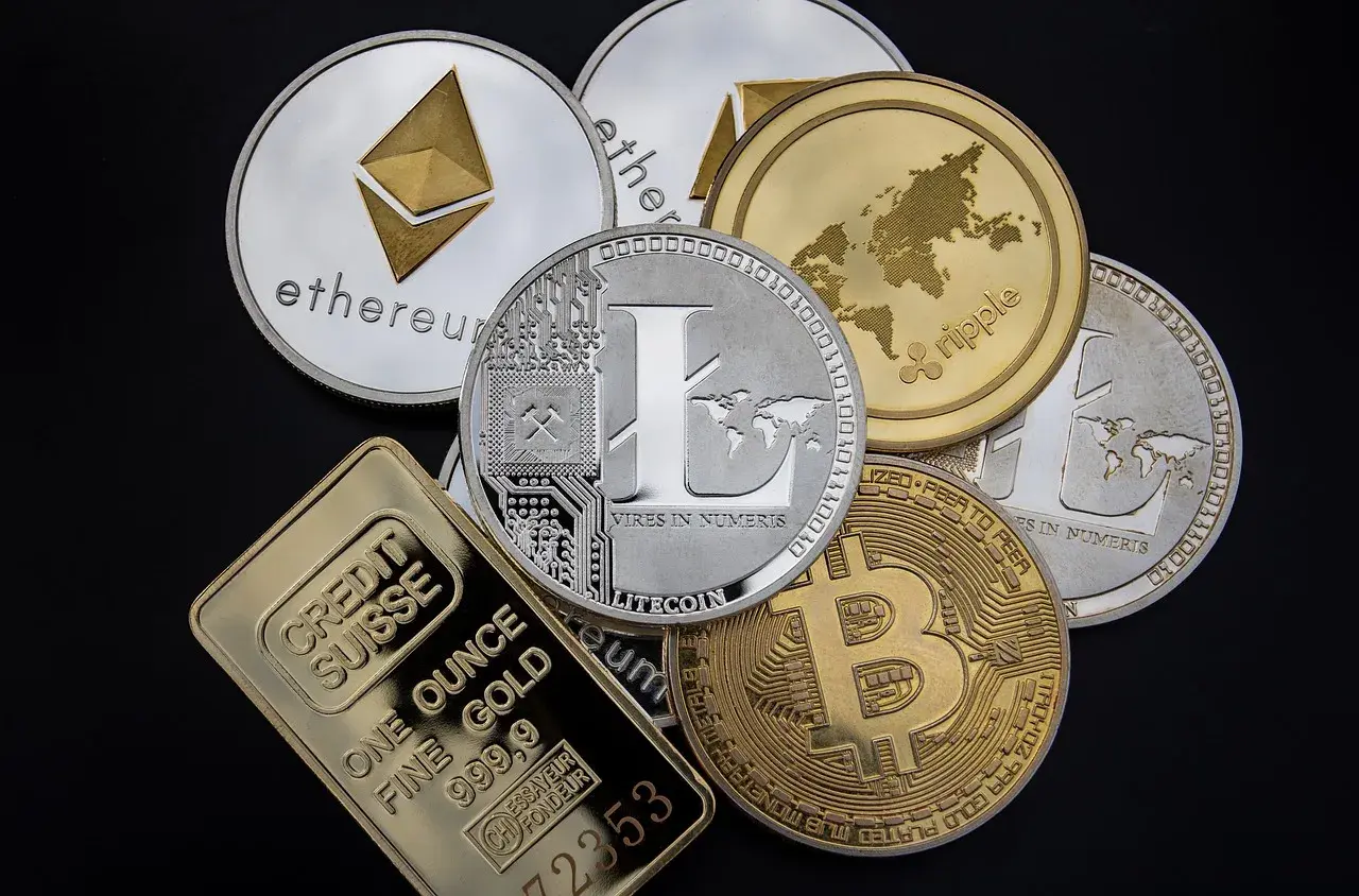Złota sztabka Credit Suisse i monety kryptowalutowe (Bitcoin, Ethereum, Litecoin, Ripple) - czy warto inwestować w złoto i cyfrowe aktywa?