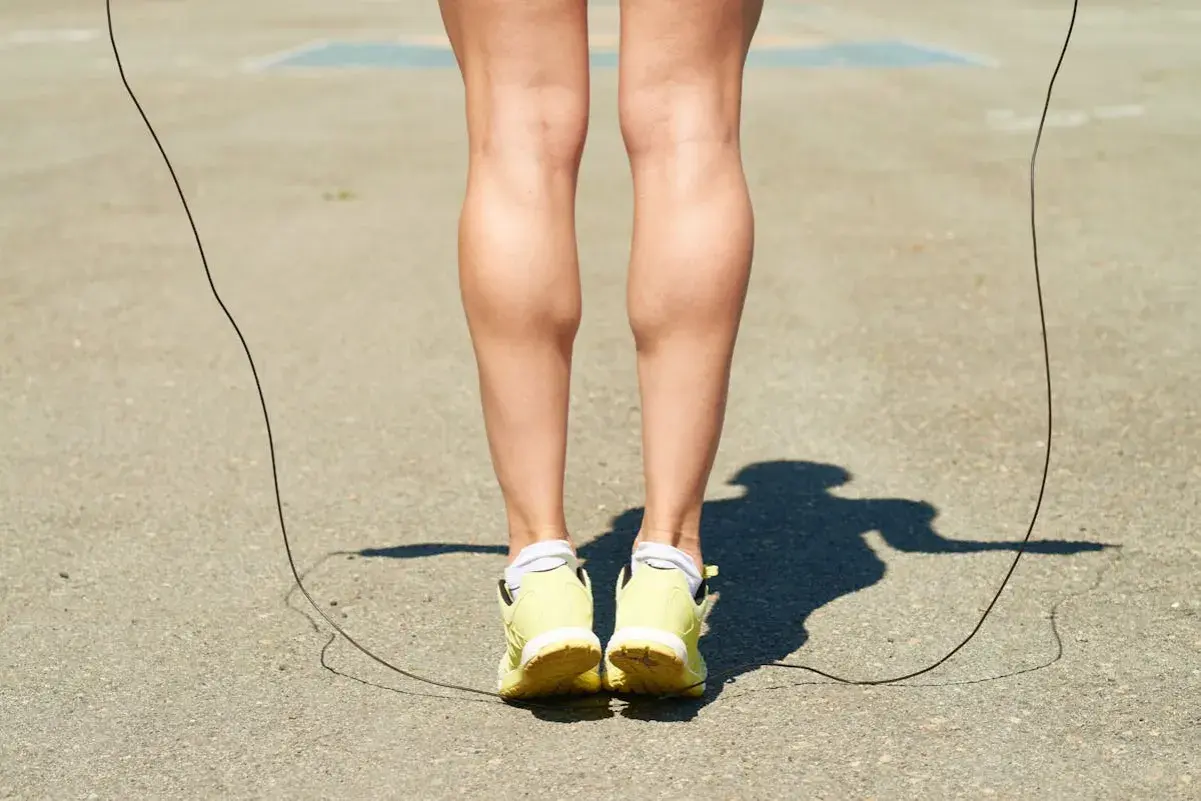 Jumping rope to affiner ses mollets. Des jambes musclées en action, prêtes à relever tous les défis sportifs.