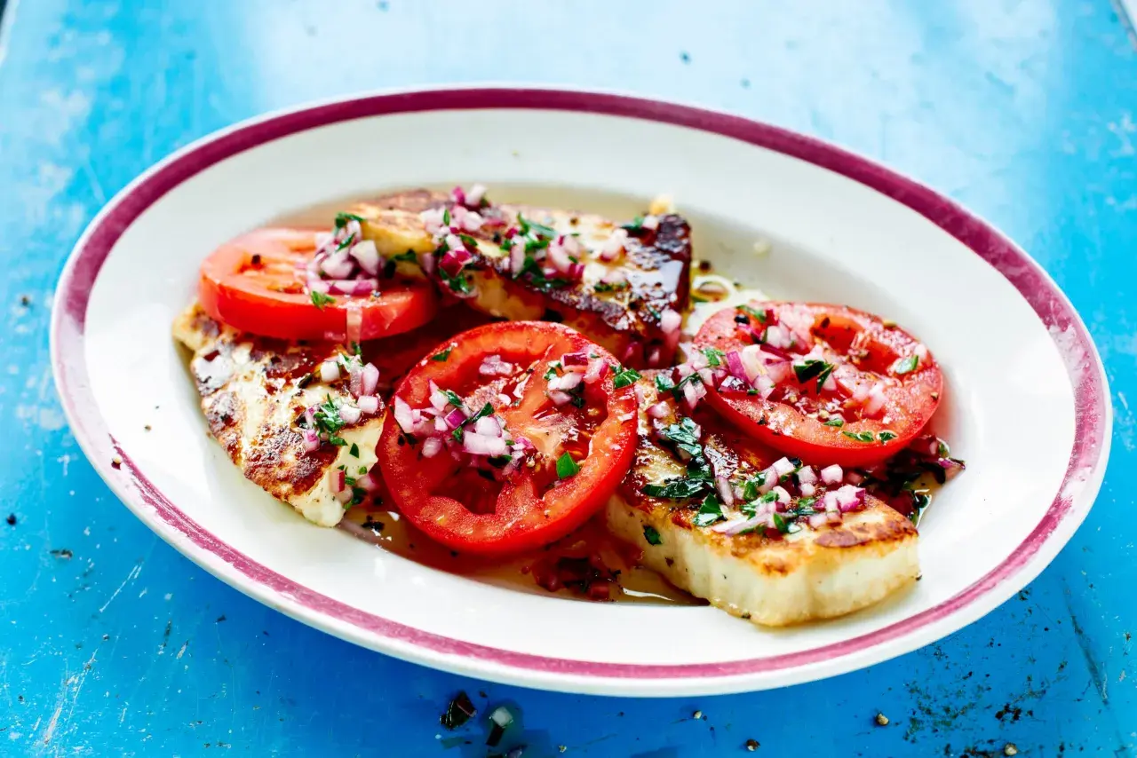 Grillad halloumi med tomat och rödlök, ett enkelt och gott halloumi recept.