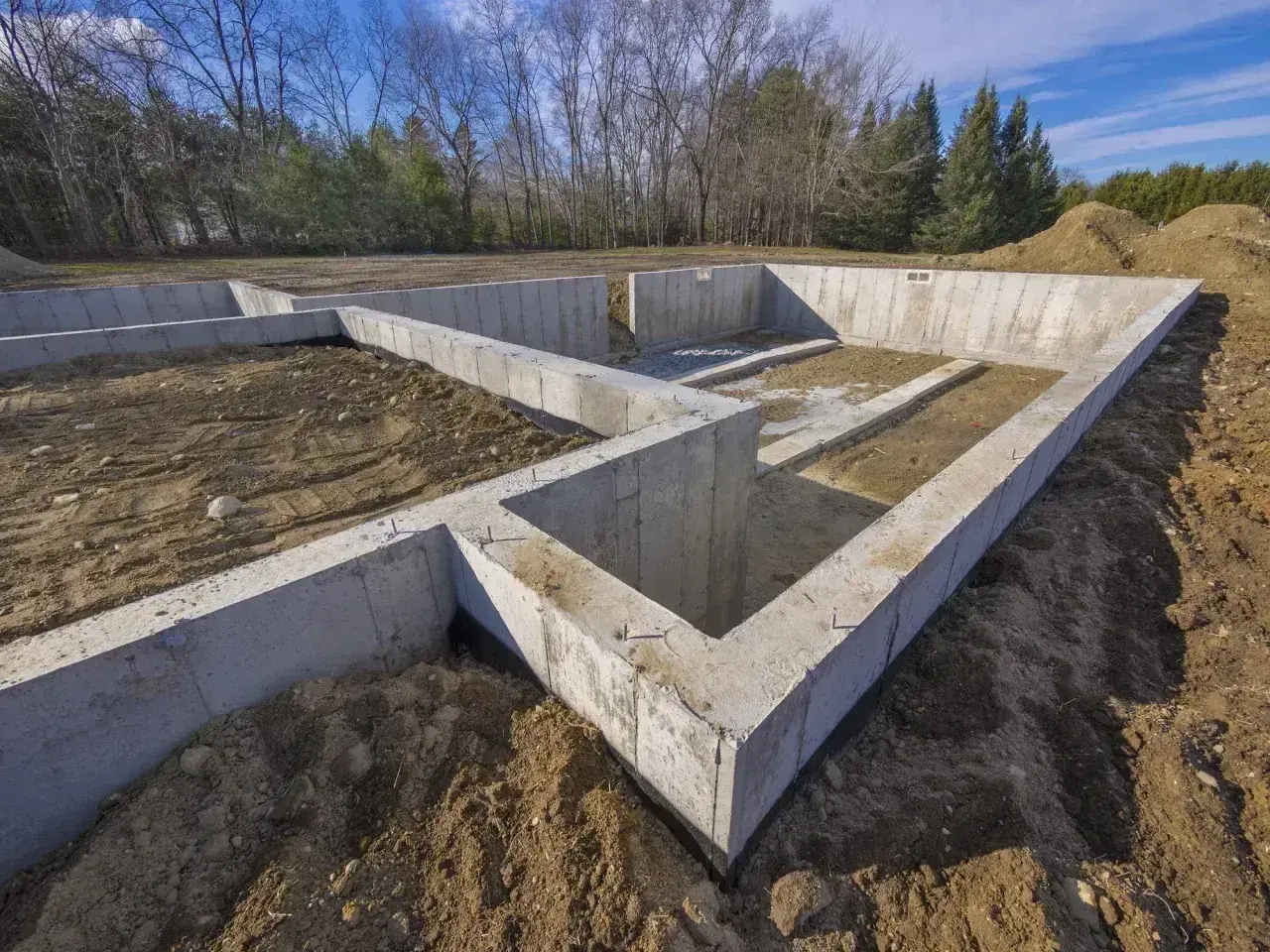 Betonowe fundamenty pod dom 100m2, gotowe do dalszych prac. Zastanawiasz się, ile kosztują fundamenty pod dom 100m2?
