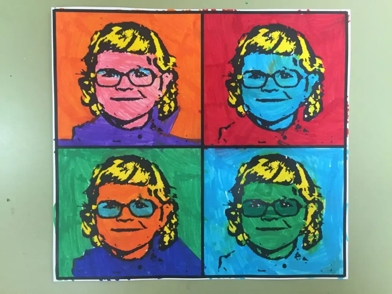 Retrato de cuatro paneles al estilo de arte pop Andy Warhol, con una niña sonriente con gafas y cabello rubio, cada panel con un fondo de color diferente.