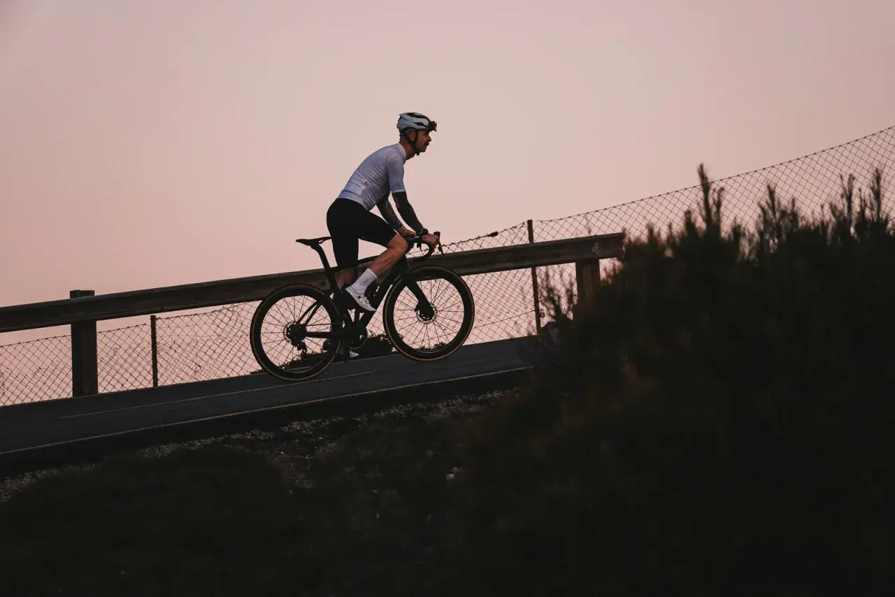 Ciclista en Mallorca al atardecer, disfrutando del cicloturismo.