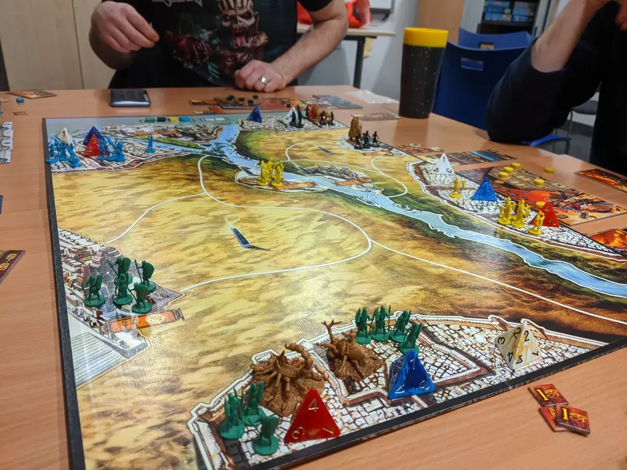Bitwa o starożytne Kemet trwa. Zielone i żółte armie walczą o kontrolę nad Nilem, a gracze planują swoje ruchy.