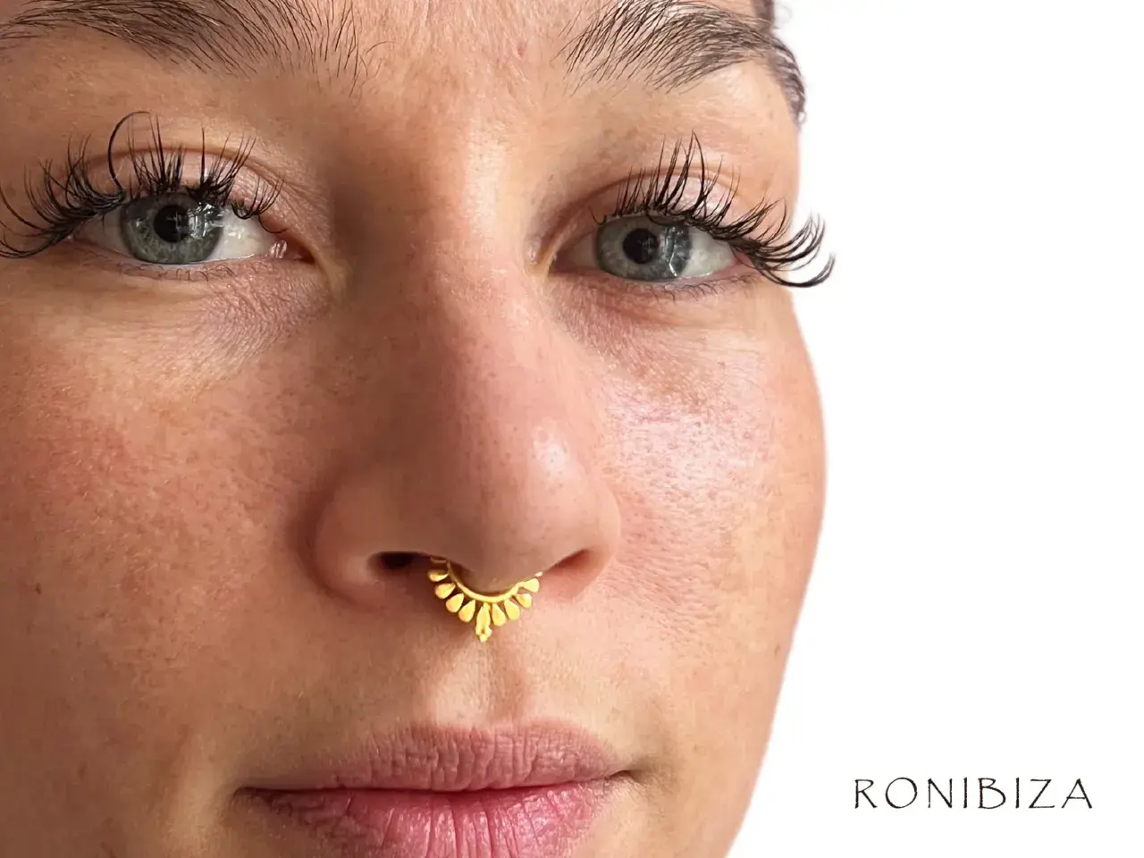Piercing co to znaczy? Poznaj definicję, historię i zasady bezpieczeństwa.