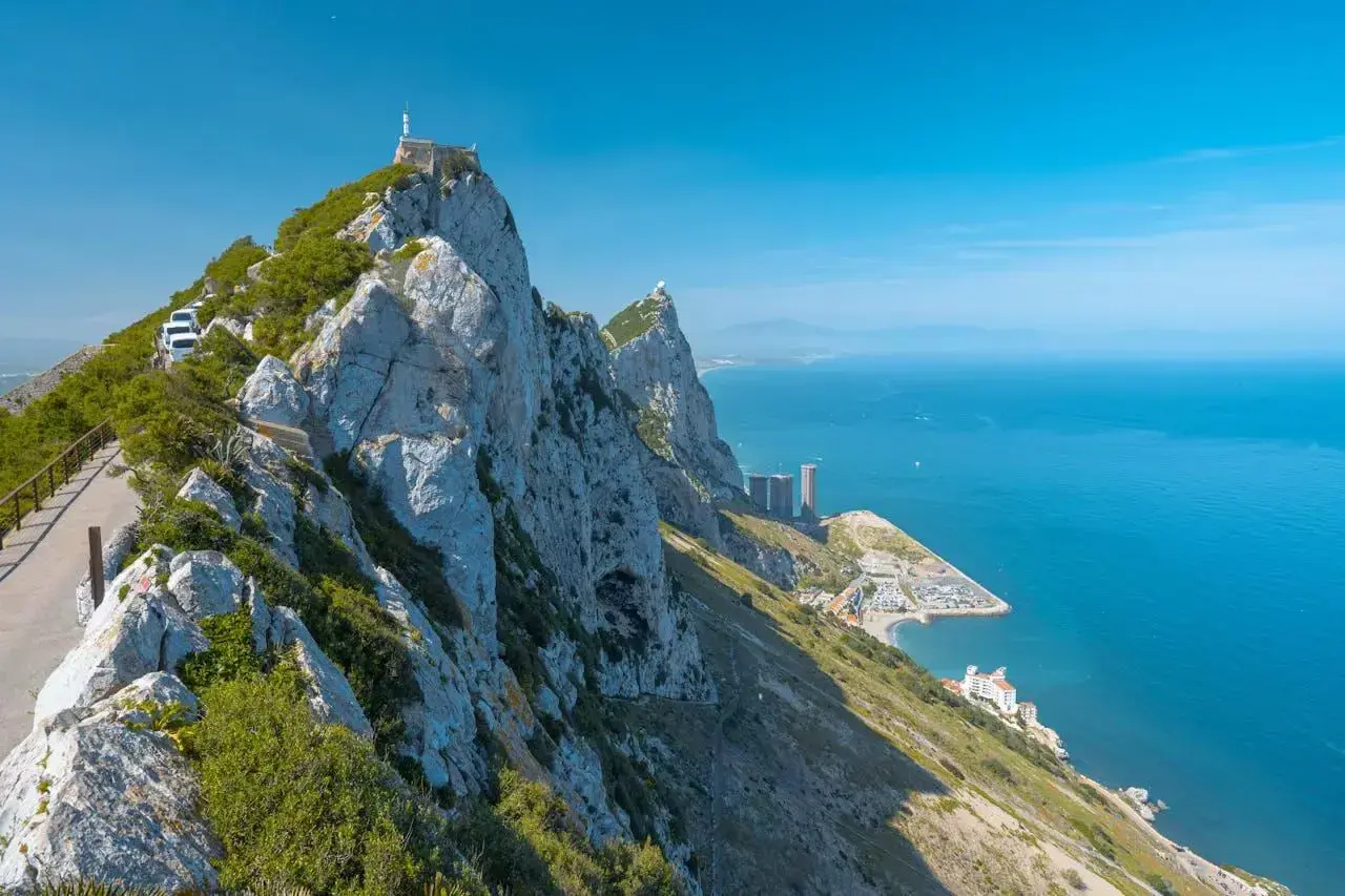 Widok na Gibraltar z góry, z widocznymi budynkami i morzem. Idealne miejsce na loty widokowe.