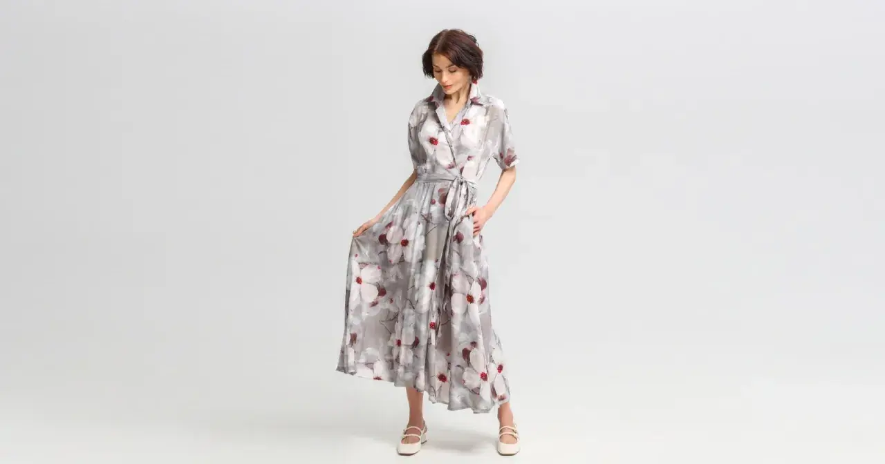 Elegancka sukienka w kwiaty, idealna odpowiedź na pytanie jak się ubrać na wesele po 50. Lekki materiał i stylowy krój.