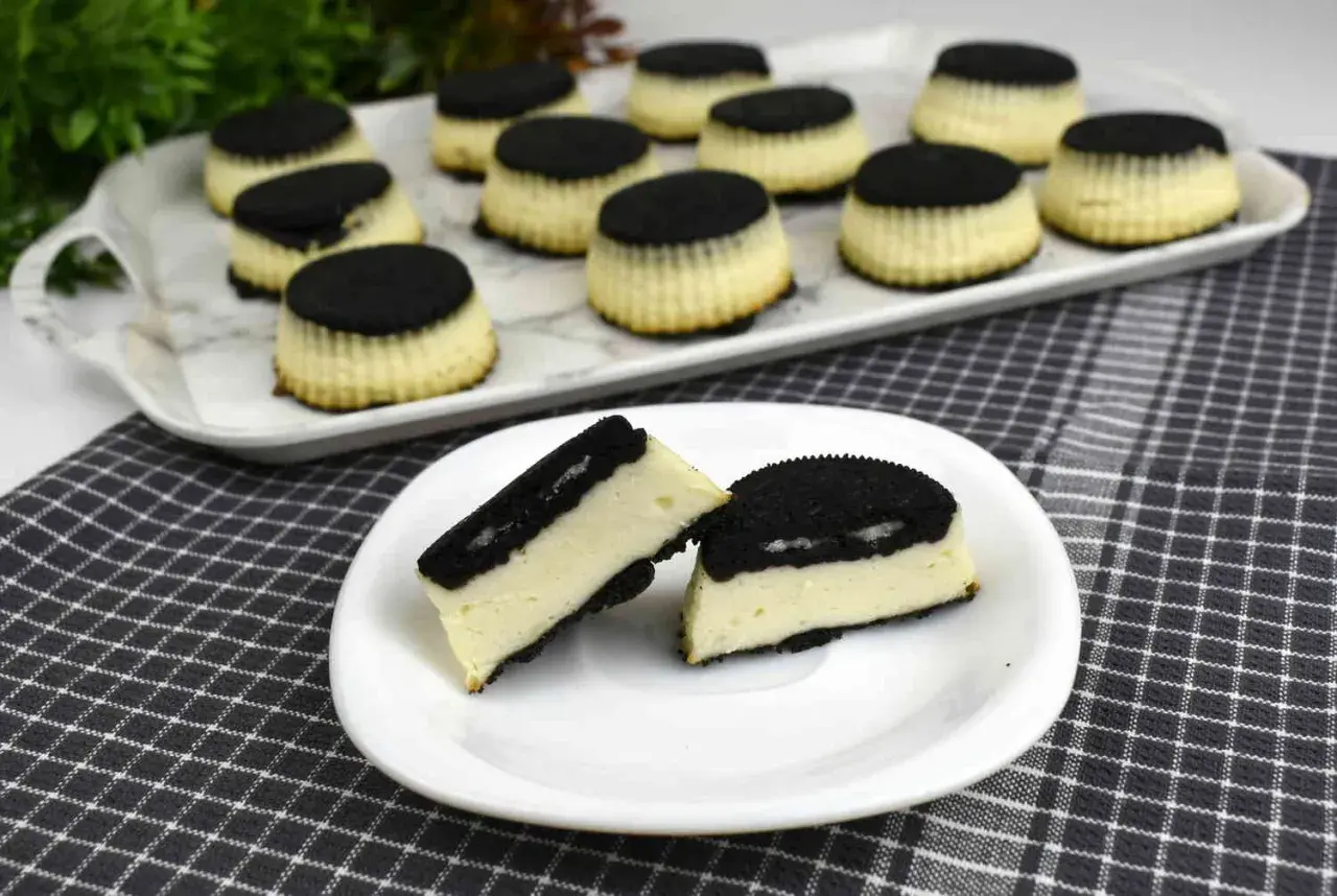 Mini serniczki oreo na tacy i talerzyku. Pyszne, kremowe, z warstwą ciasteczkową.