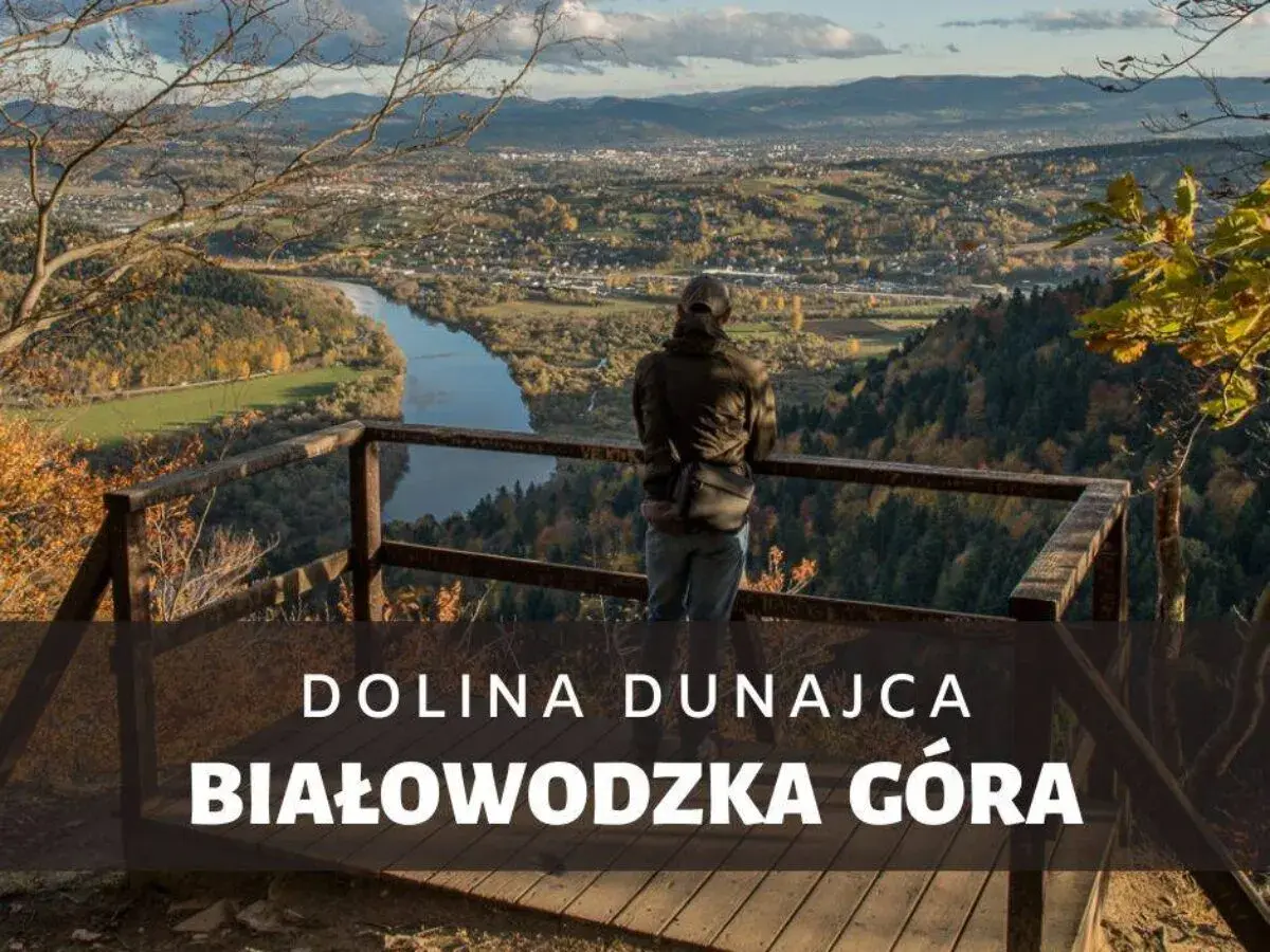 Widok z **Białowodzkiej Góry** na meandrującą rzekę Dunajec i jesienne krajobrazy.