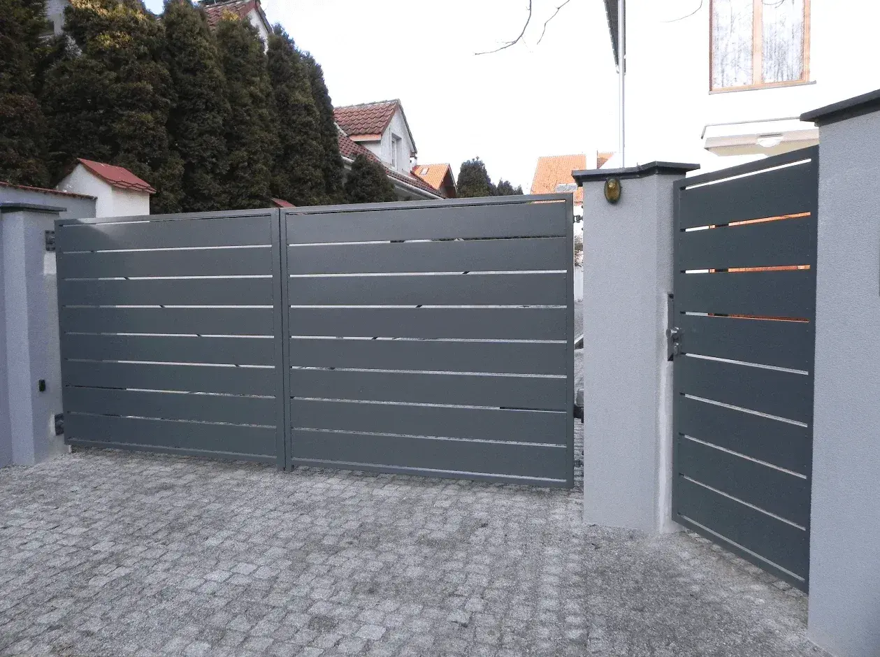 Stabilna brama dwuskrzydłowa? Zbrojenie fundamentu bez błędów!