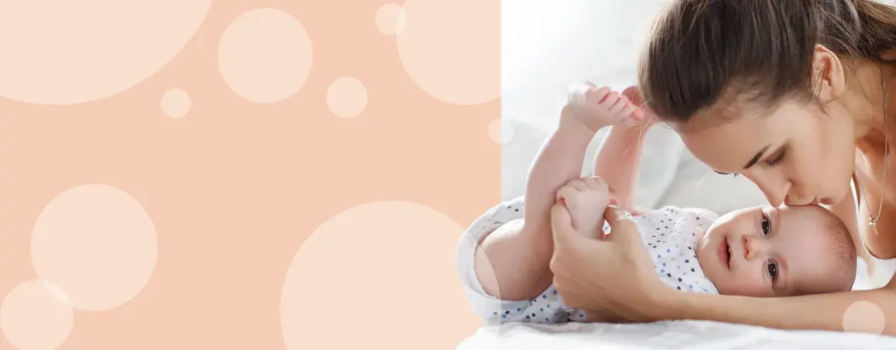 Delikatna pielęgnacja dla noworodka z suchą skórą. Mama całuje dziecko, troszcząc się o jego delikatną cerę.