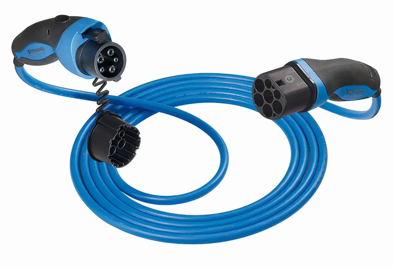 Niebieski kabel do ładowania samochodu elektrycznego z dwoma wtyczkami typu 2.