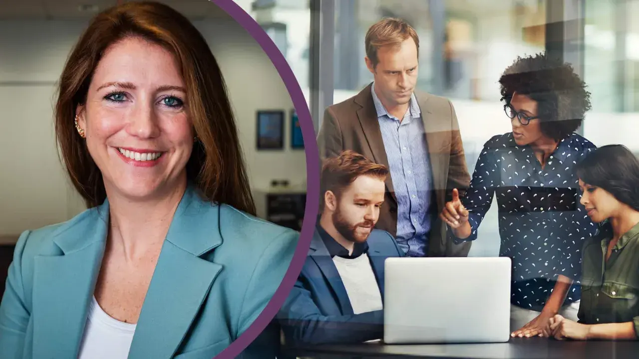 Louise Bagewitz ler mot betraktaren. Till höger diskuterar en grupp kollegor vid en laptop.