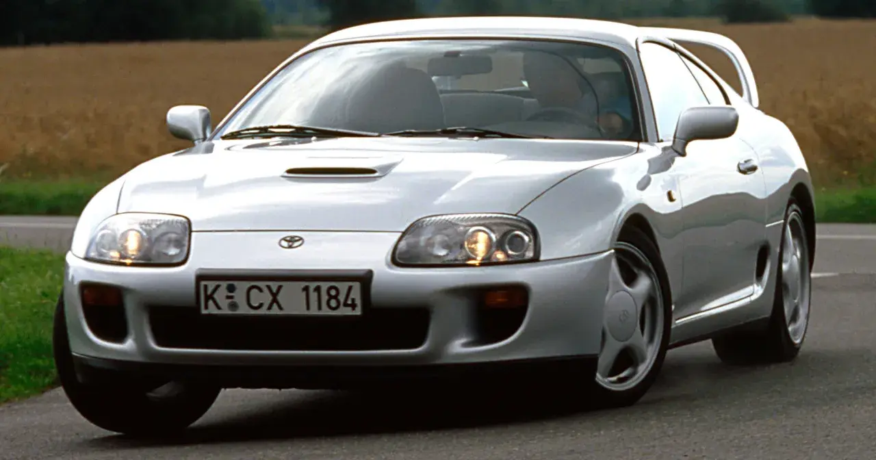 Srebrna Toyota Supra na drodze. Marzenie wielu fanów motoryzacji, a jej toyota supra cena wciąż budzi emocje.