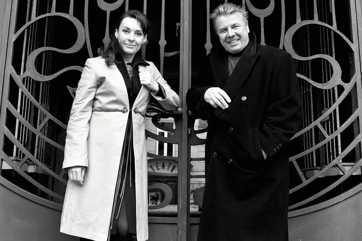 Założyciel Teatru Kamienica, Andrzej Grabowski, z żoną Anną Grabowską przed wejściem do teatru.