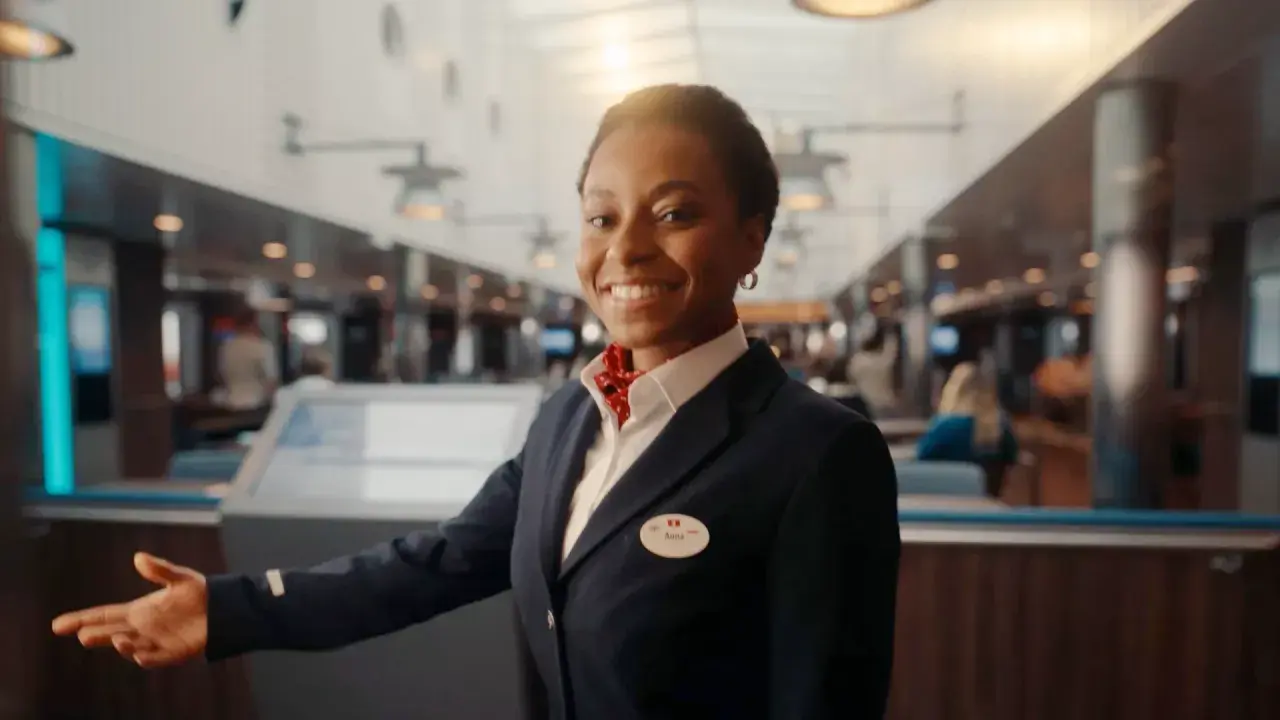 Uśmiechnięta pracownica Stena Line zaprasza na pokład. Skorzystaj z kodu promocyjnego Stena Line i rozpocznij podróż!