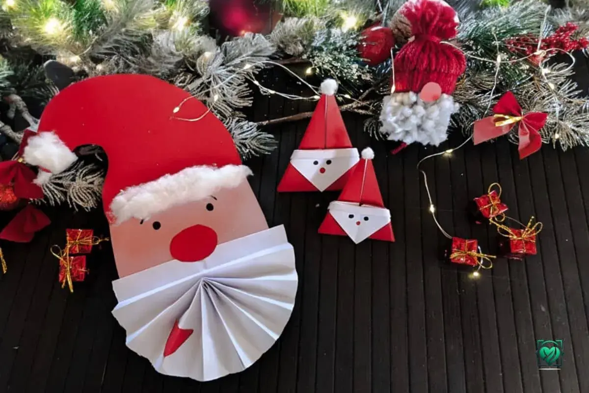 Weihnachtliche Deko: Nikolaus basteln mit Kindern (U3). Papier-Nikoläuse und ein großer Nikolaus-Kopf mit Bart aus Papier.