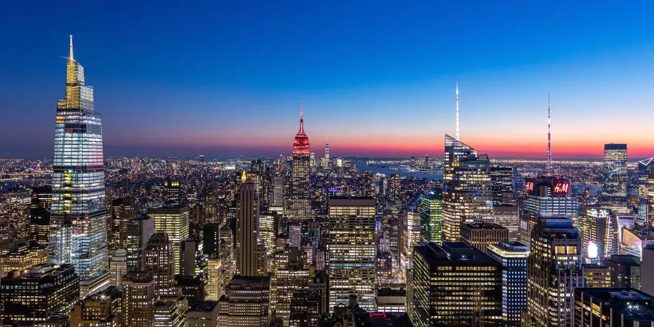 New York bei Nacht: Skyline mit Empire State Building und vielen Lichtern. Was muss man in New York gesehen haben? Diese Aussicht ist ein Muss!
