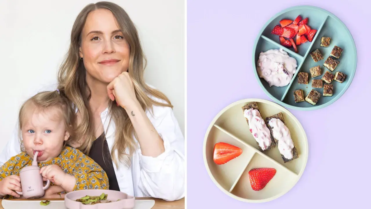 Mamma och barn njuter av en måltid med baby led weaning. Tallrikar med frukt, yoghurt och små bitar av mat.