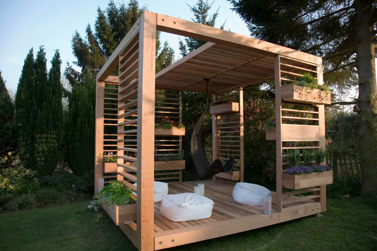 Moderne Holzkonstruktion mit integrierten Pflanzkästen und Hängesessel. Tolle Garten Pavillon Ideen für Entspannung.