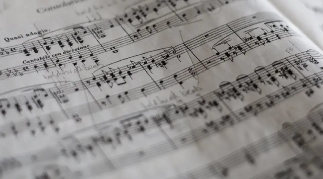 Partition musicale avec des notes et des indications comme "Quasi adagio". Des annotations manuscrites, comme un "soupir pointé", suggèrent des ajustements pour une interprétation.