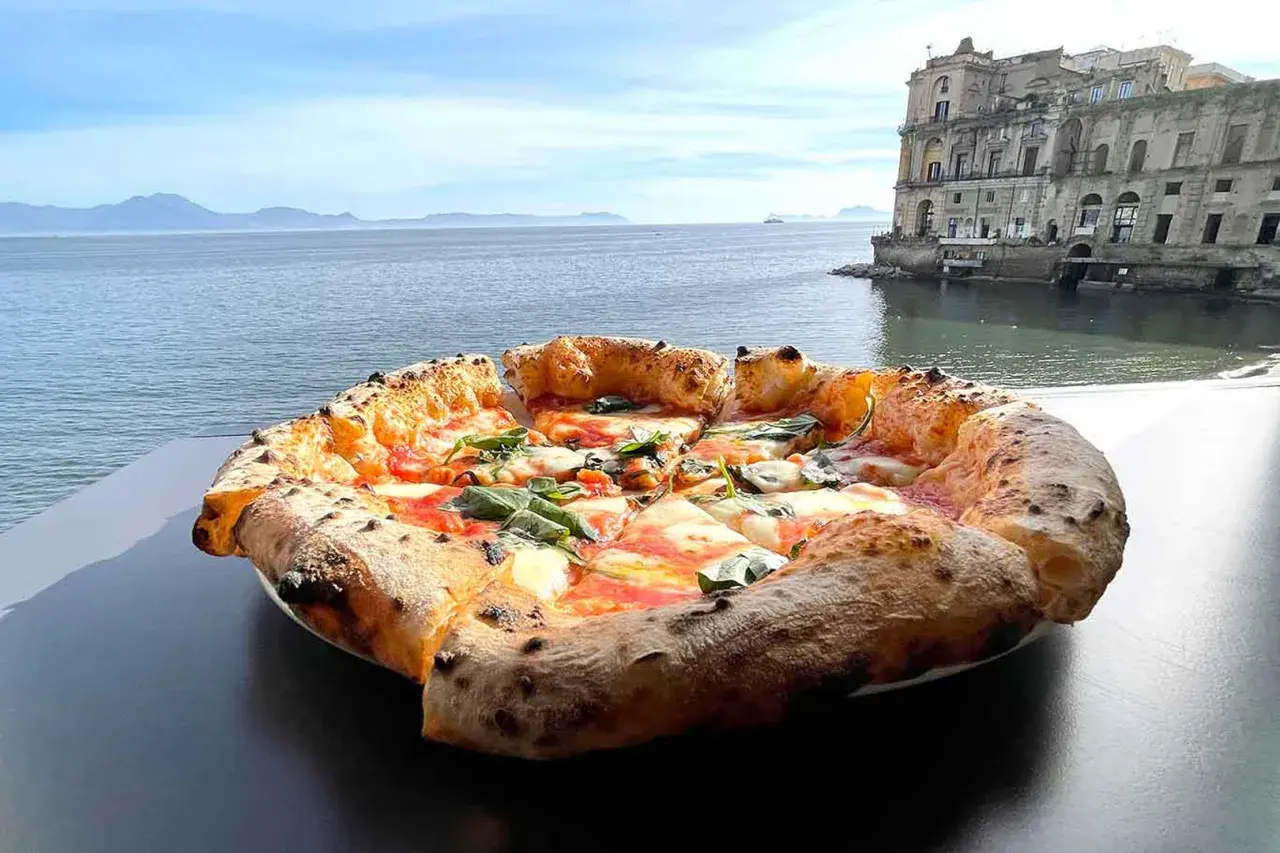 Pizza napoletana con vista sul mare e Castel dell'Ovo. Un assaggio delle migliori pizzerie Napoli.