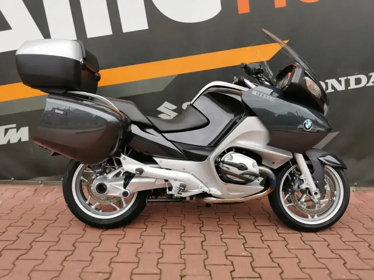 BMW R 1200 RT z kuframi, idealny na długie trasy. Poznaj jego dane techniczne i wybierz się w podróż!