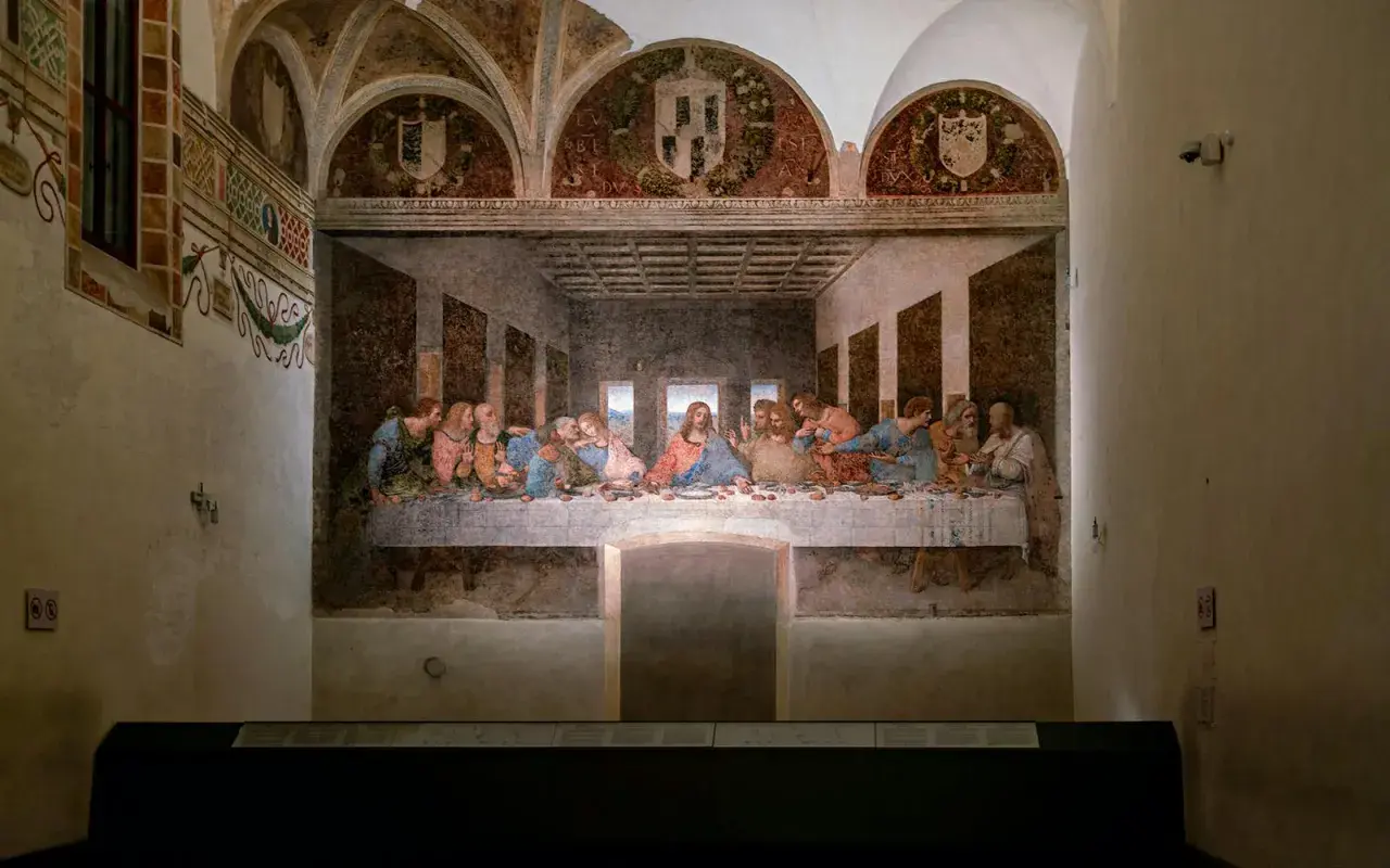 Das letzte Abendmahl, ein Meisterwerk, zeigt Jesus und seine Jünger am Tisch. Die Szene ist voller Emotionen und Dramatik.