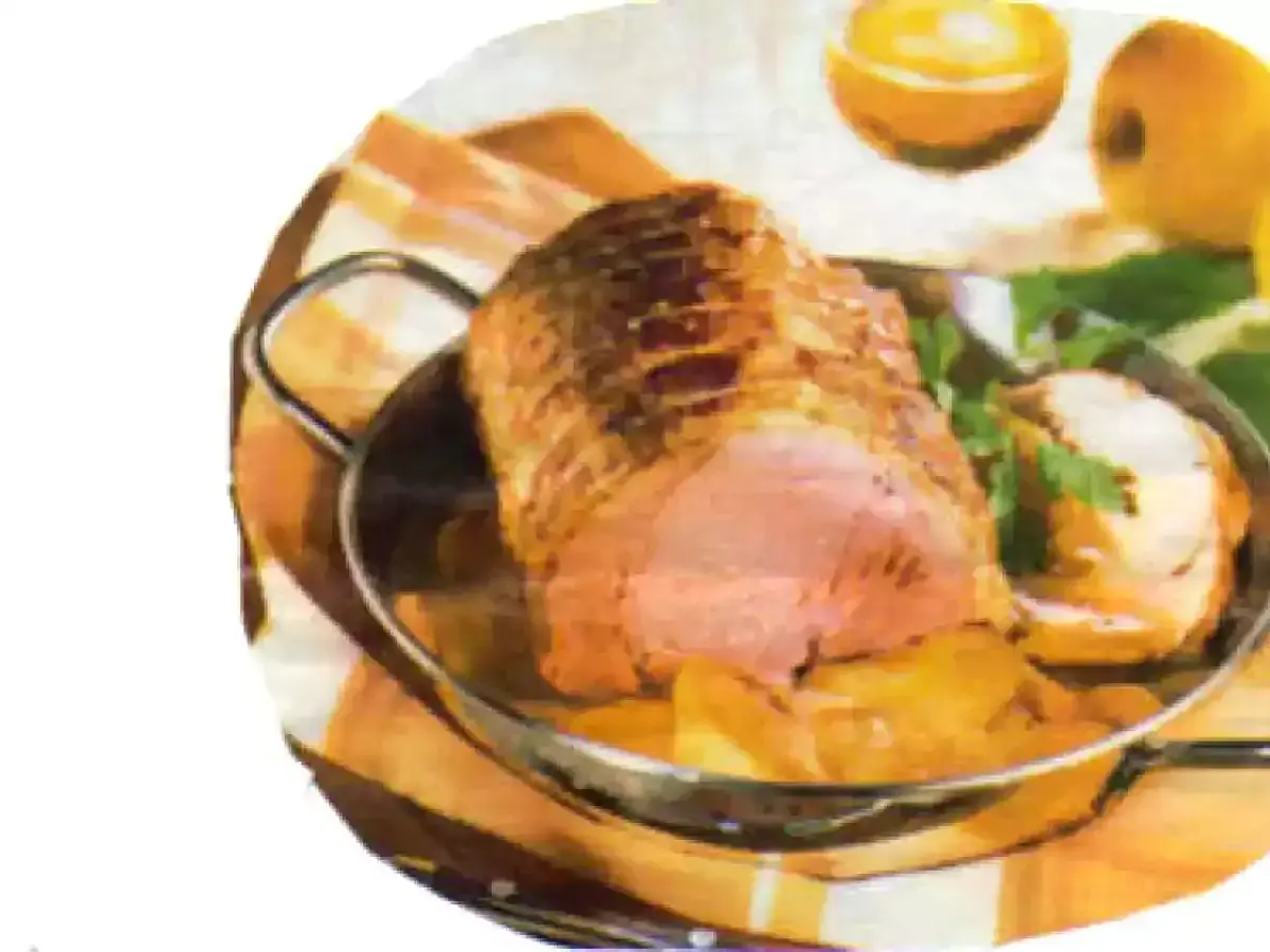 Un rôti de porc aux pommes, doré et juteux, servi dans un plat avec des quartiers de pommes et des herbes fraîches.