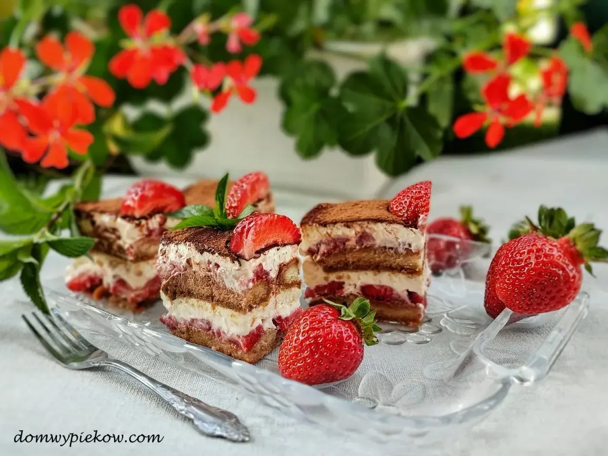 Pyszne tiramisu truskawkowe przepis na deser pełen lata. Świeże truskawki i kremowy ser tworzą idealne połączenie.