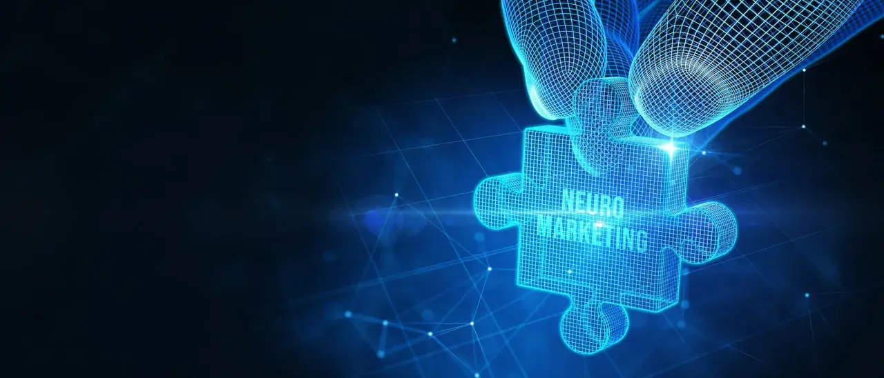 Cyfrowa łamigłówka z napisem "NEURO MARKETING" w technologii siatkowej, trzymana przez dłoń.