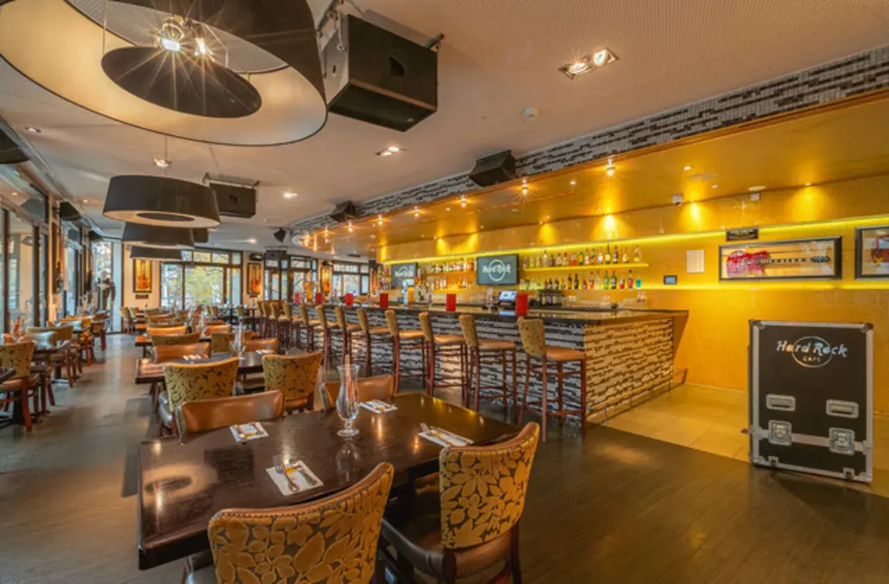 Das Hard Rock Cafe Berlin mit seiner goldenen Bar, bequemen Sitzgelegenheiten und Musik-Memorabilien lädt zum Verweilen ein.