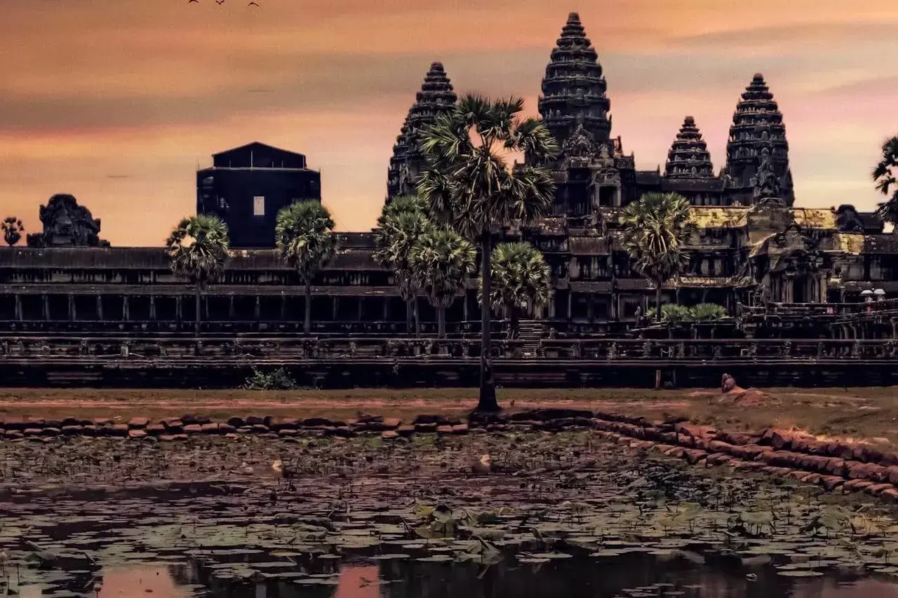 Zachód słońca nad Angkor Wat, idealne miejsce na wymarzone loty do Kambodży.