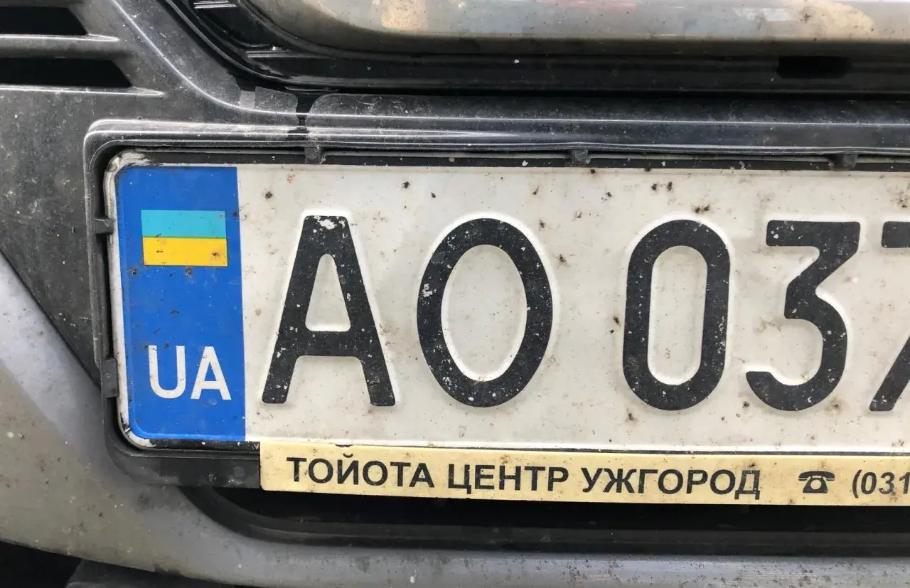 Ukraińska rejestracja UA AO 037 z flagą Ukrainy. Widoczny napis "TOYOTA CENTR UZHHOROD".