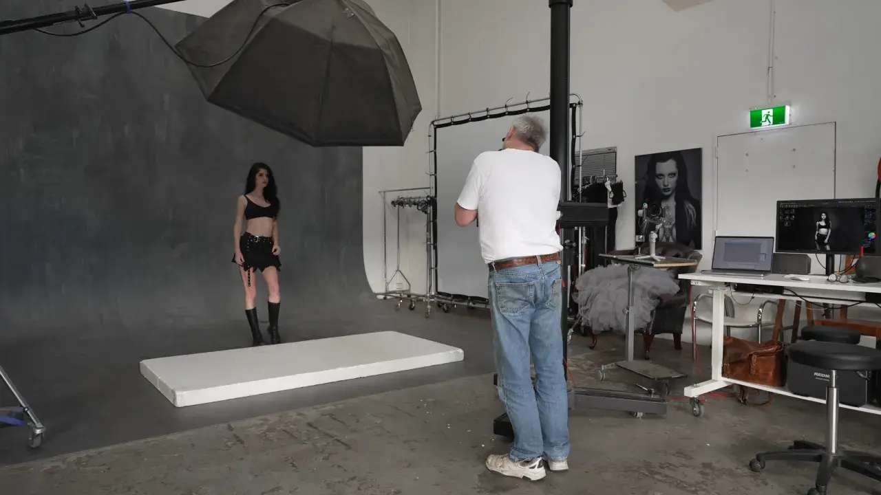 Peter Coulson fotografuje modelkę w studiu.