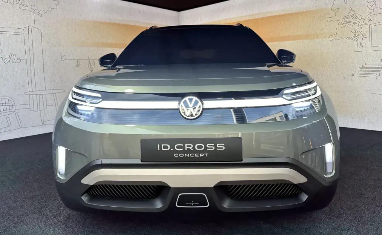 Przód koncepcyjnego Volkswagena ID. CROSS z charakterystycznymi światłami LED i logo marki.