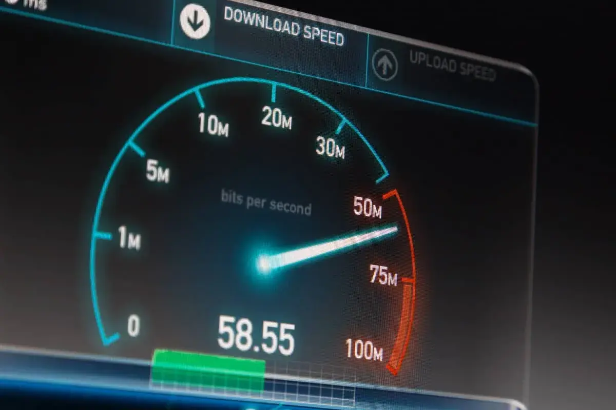 Test de débit internet : l'aiguille indique 58.55 Mbps, une mesure de la vitesse de téléchargement.