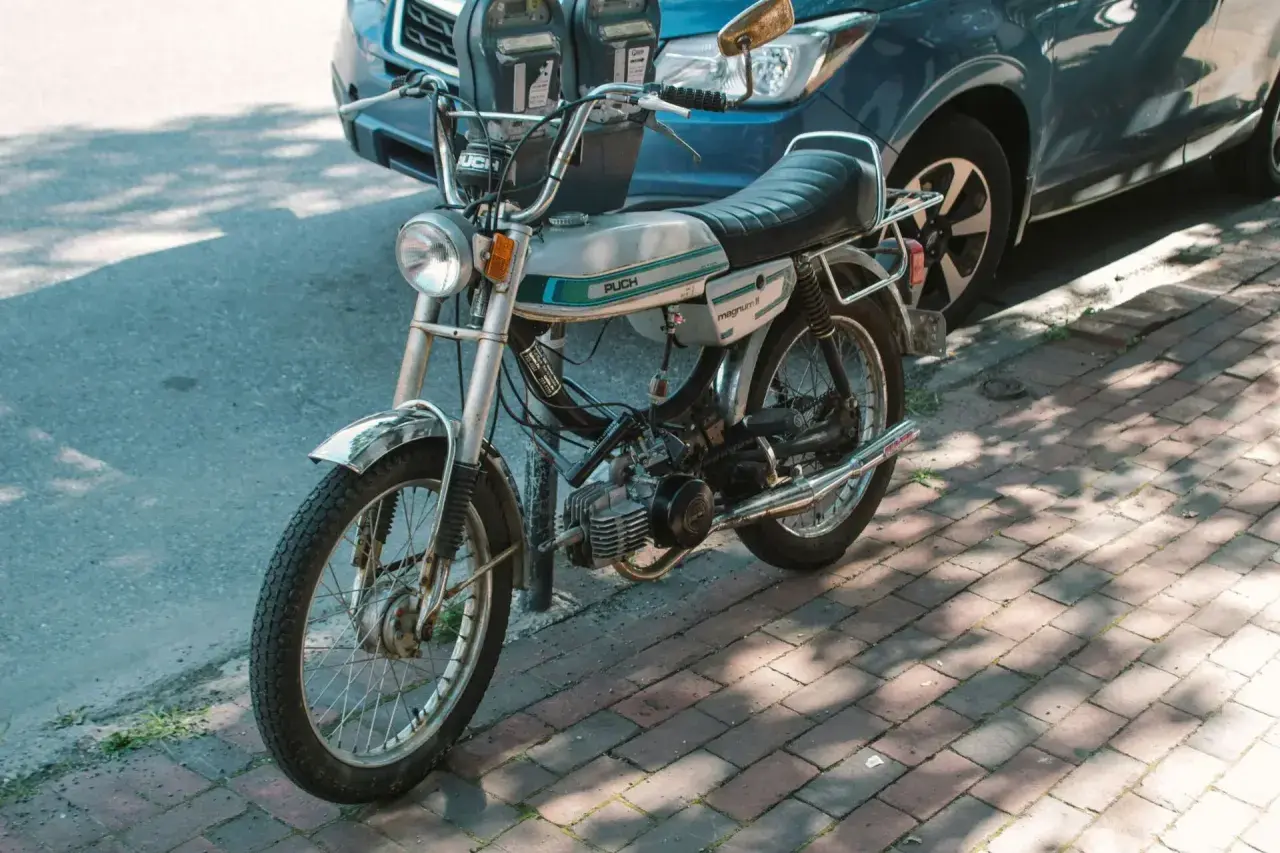 Moped Puch Magnum II plateado aparcado en la acera. ¿Se puede matricular una moto sin papeles?