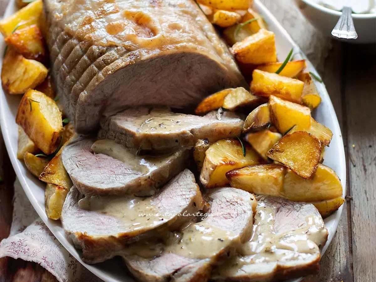 Arrosto di vitello morbido con patate arrosto e un delizioso sughetto.