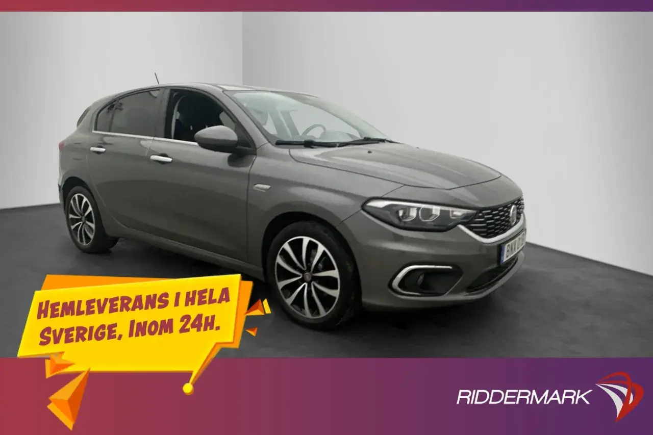 Grå Fiat Tipo med texten "Hemleverans i hela Sverige, inom 24h." och logotypen "Riddermark".
