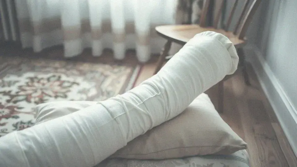 Kiedy gips jest za luźny? Objawy i co zrobić, by uniknąć komplikacji